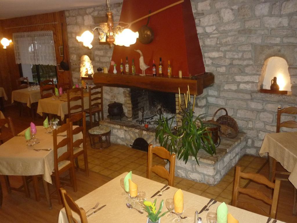 Hotel Restaurant La Chaumiere Du Lac Clairvaux-les-Lacs Dış mekan fotoğraf