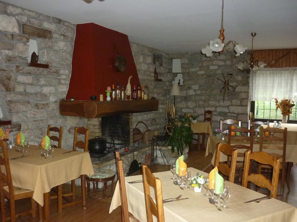 Hotel Restaurant La Chaumiere Du Lac Clairvaux-les-Lacs Dış mekan fotoğraf